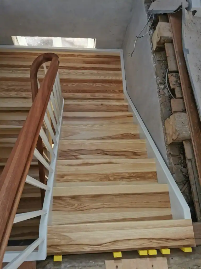 trappe med special tekstur i egetræet i trinene